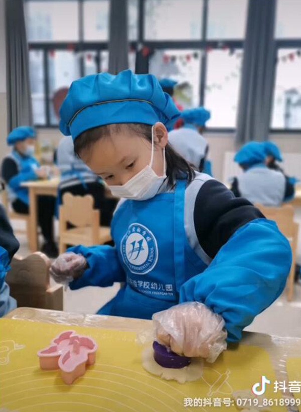 【幼儿园】动手做饼干活动