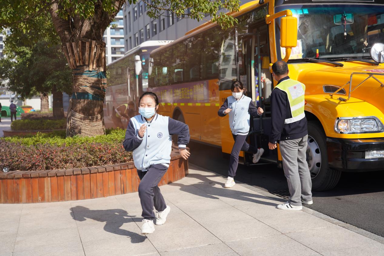 校车安全常演练 平安出行永相伴——汉江实验学校交通安全教育暨校车安全应急演练