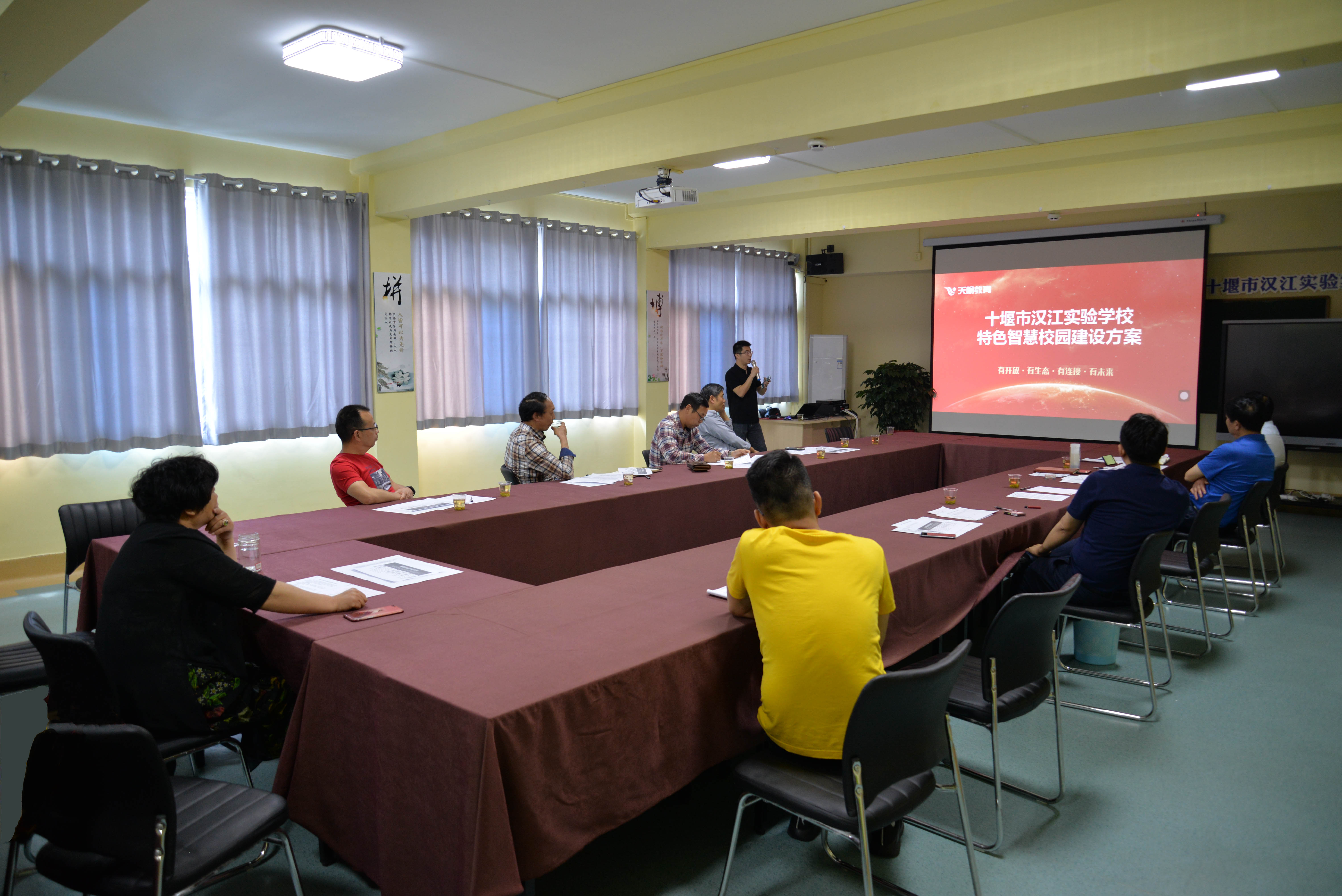 高起点，大手笔，倾力建设一流学校